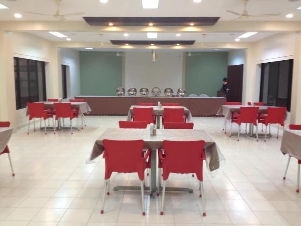 Киим: Elysium Resort Alibaug