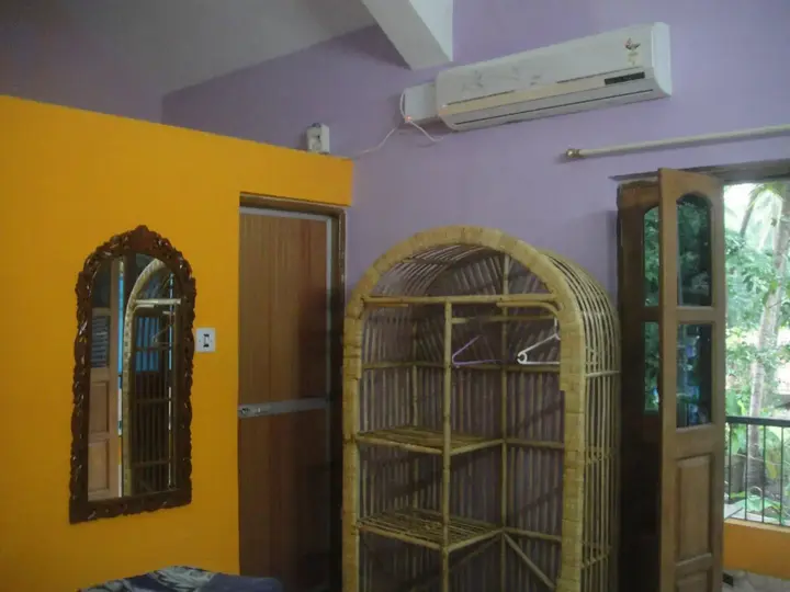 Анджуна: The Orange House