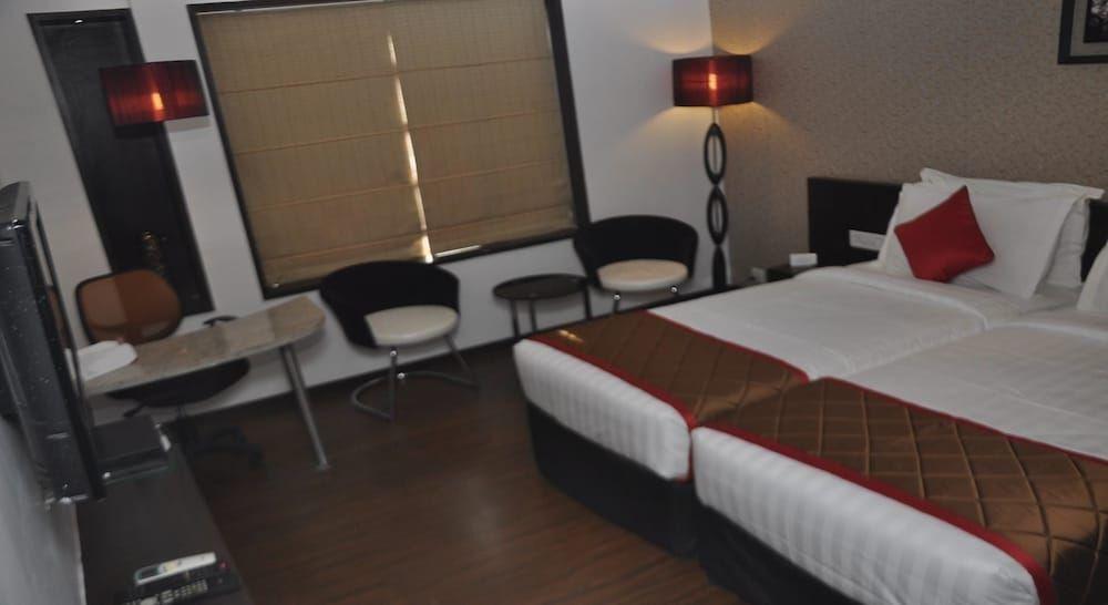 Хинджевади: Hotel Lxia
