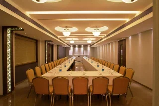 Тхане: Hotel Capitol