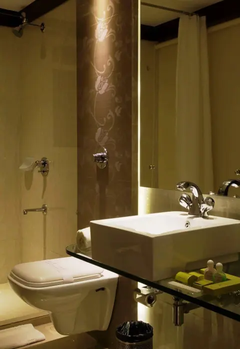 Тхане: Hotel Capitol