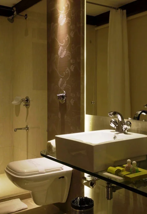 Тхане: Hotel Capitol