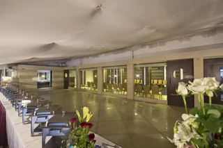 Тхане: Hotel Capitol