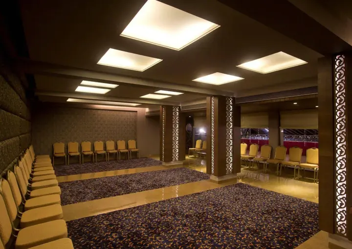 Тхане: Hotel Capitol