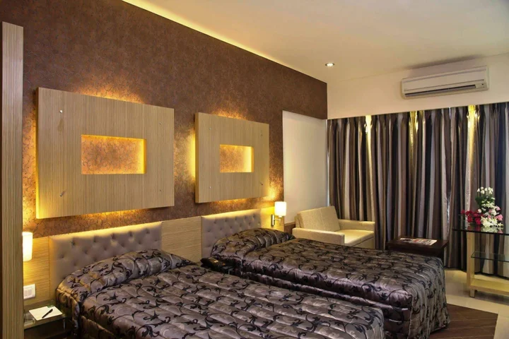 Тхане: Hotel Capitol