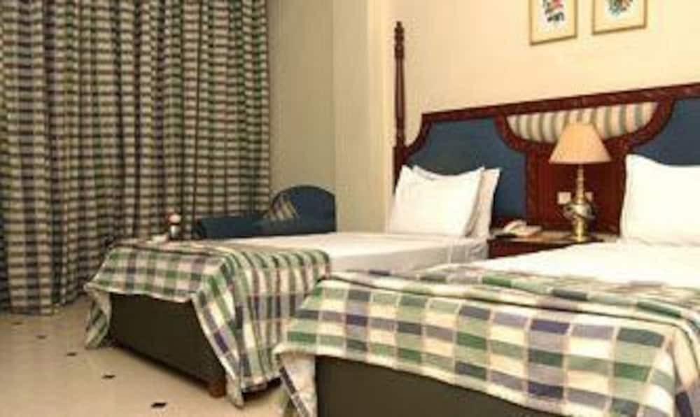 Секундерабад: Hotel Baseraa