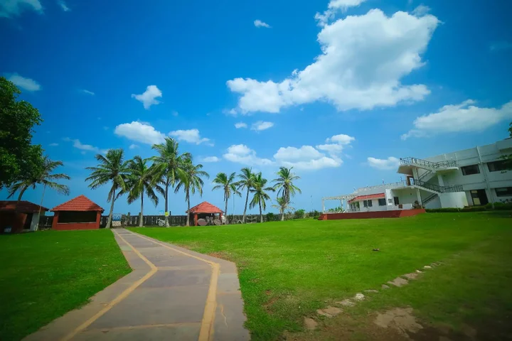 Калапет: St James Court Beach Resort