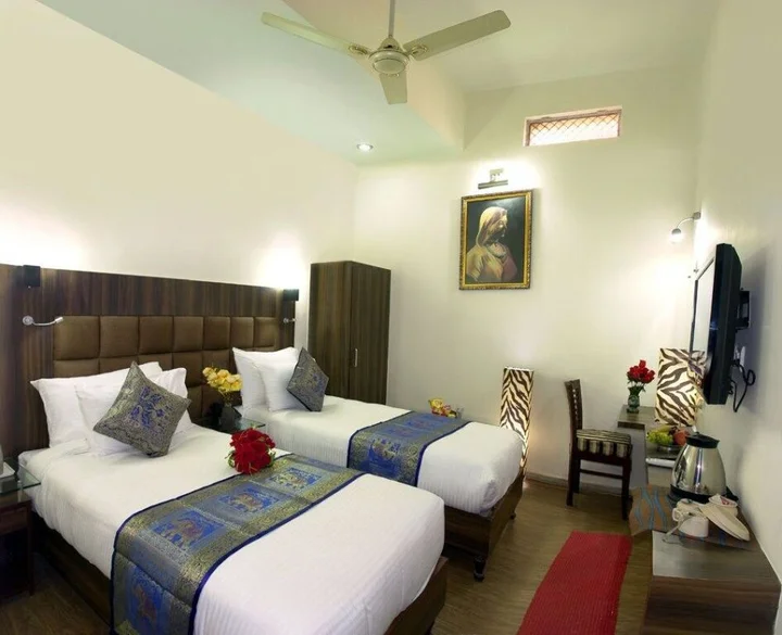 Агра: Hotel Dolphinn Agra
