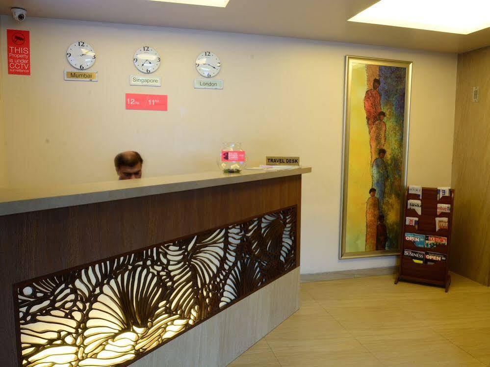 Мумбаи: OYO Premium Santacruz Station