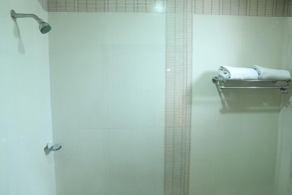 Тирупати: OYO 1843 Hotel PLR Kandy