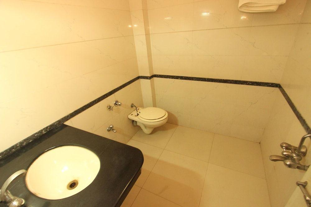 Сурат: OYO 1389 Hotel Relax Inn
