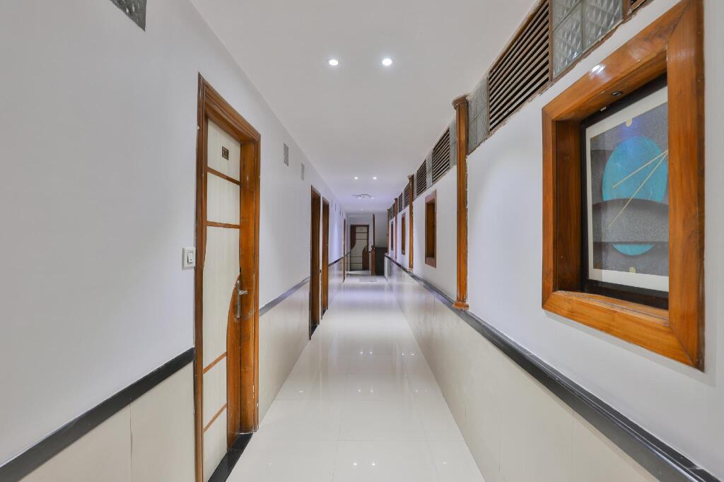 Сурат: OYO 1389 Hotel Relax Inn