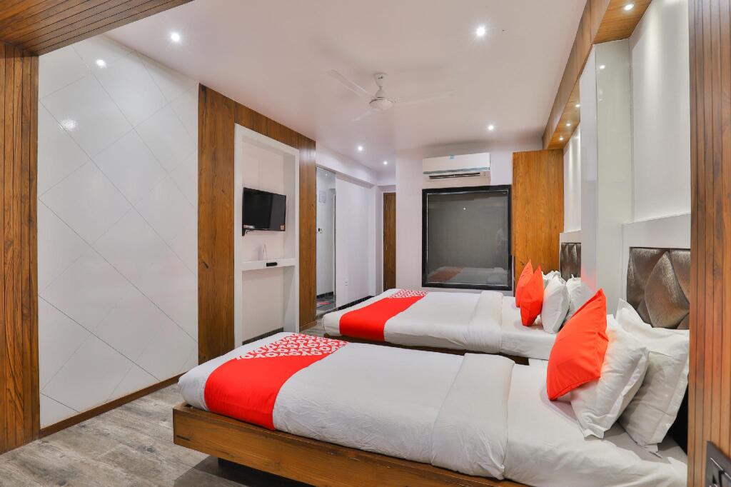 Сурат: OYO 1389 Hotel Relax Inn