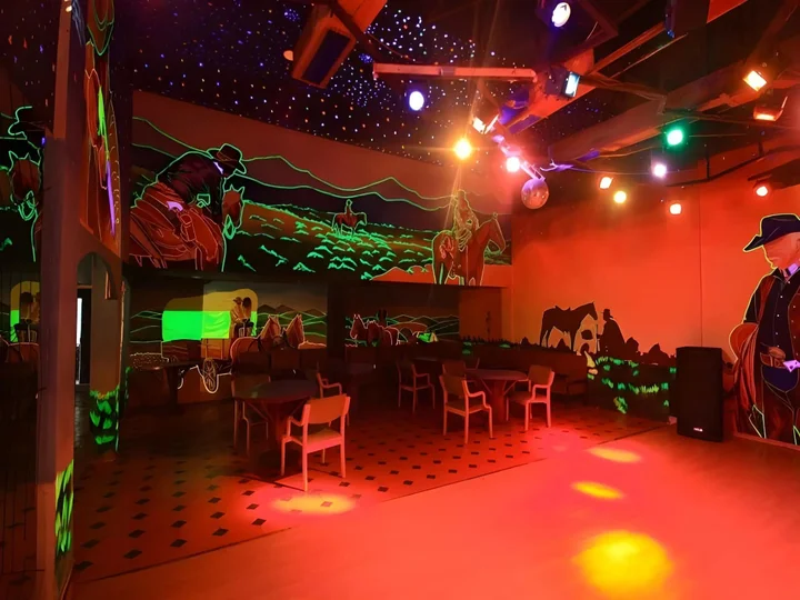 Ути: The Monarch Hotel