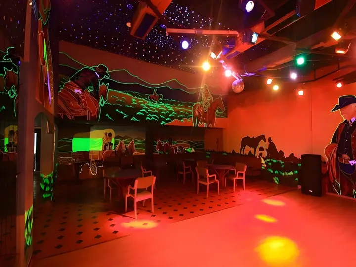 Ути: The Monarch Hotel