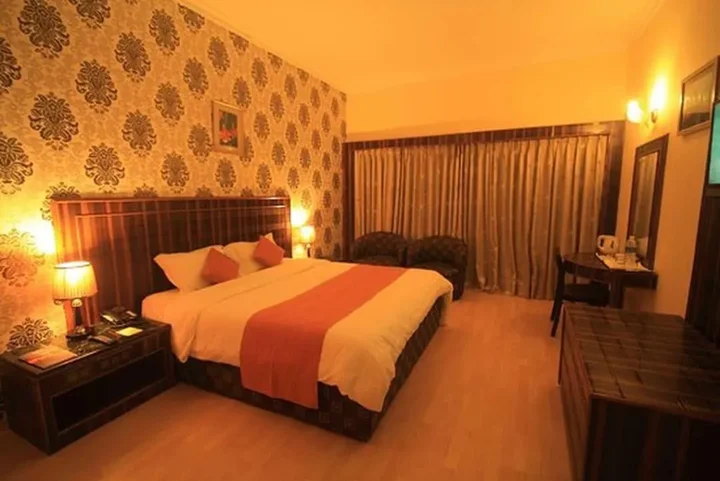 Ути: The Monarch Hotel