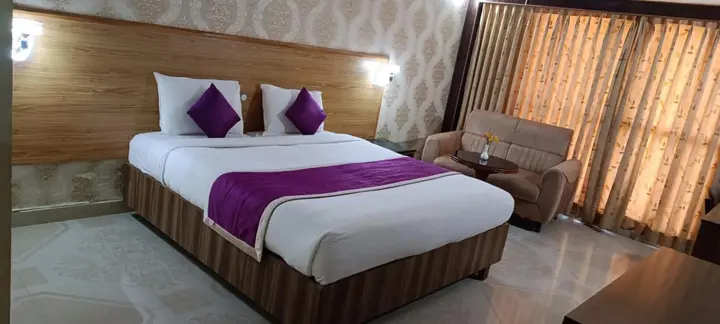 Ути: The Monarch Hotel