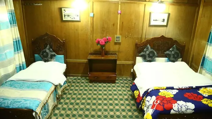 Шринагар: Aziz Palace Group of Houseboats