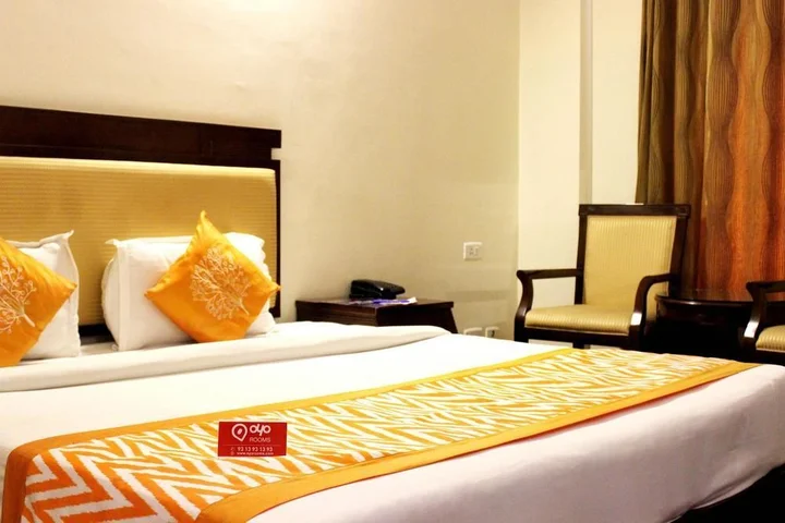 Нойда: OYO Premium Noida Sector 66