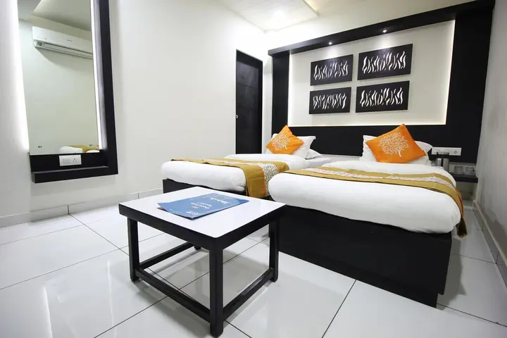 Раджкот: OYO 1319 Hotel Paramount Inn