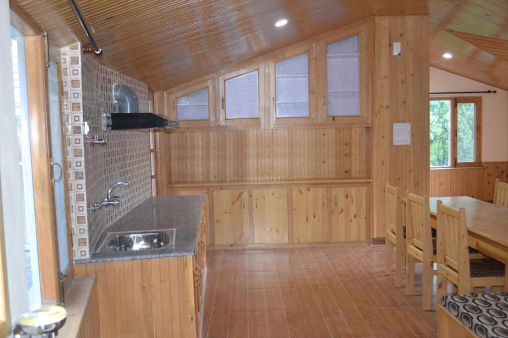 Манали: Manali Continental