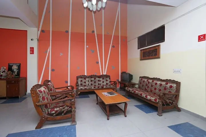 Нойда: OYO 598 Hotel B K House