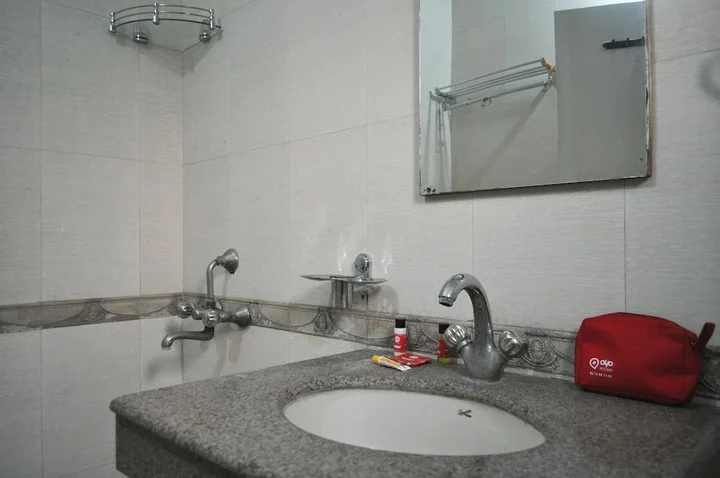 Нойда: OYO 598 Hotel B K House