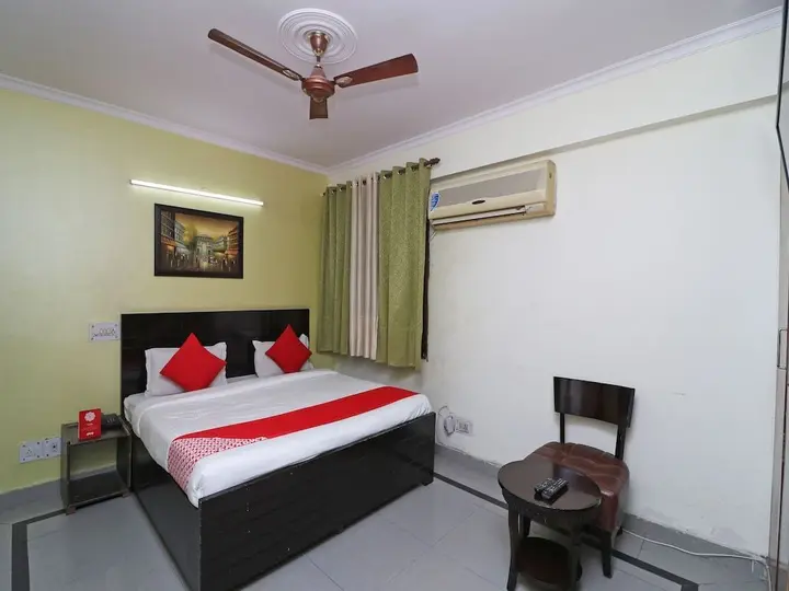 Нойда: OYO 598 Hotel B K House