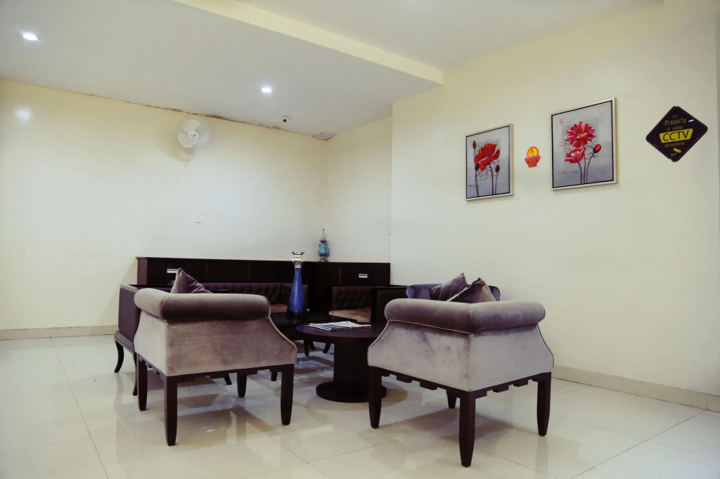 Пуна: OYO Premium Balewadi