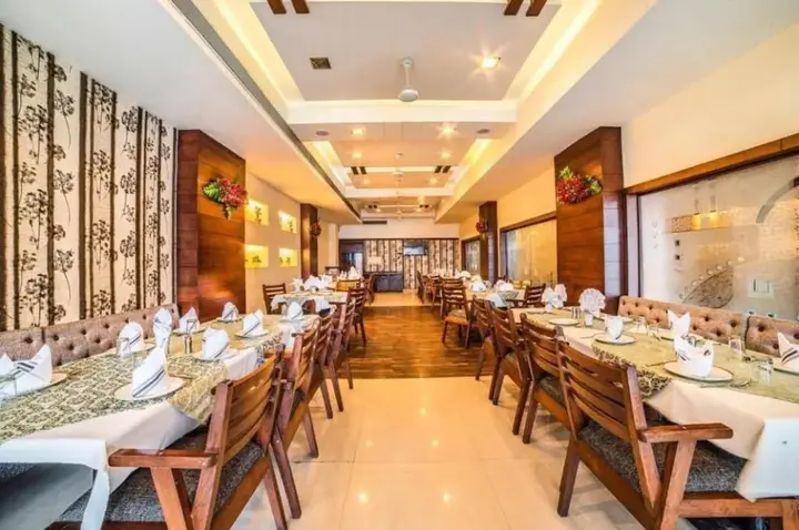 Индаур: OYO Premium AB Road Bhavarkuan