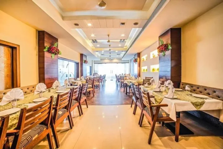 Индаур: OYO Premium AB Road Bhavarkuan