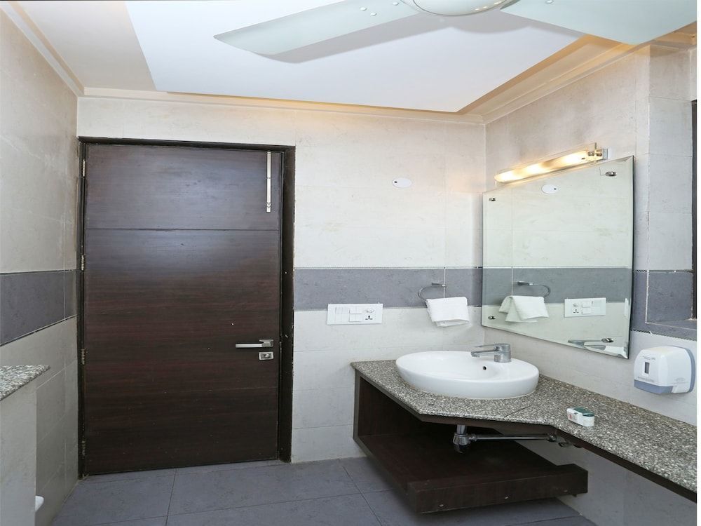 Гуруграм: OYO Premium DLF III
