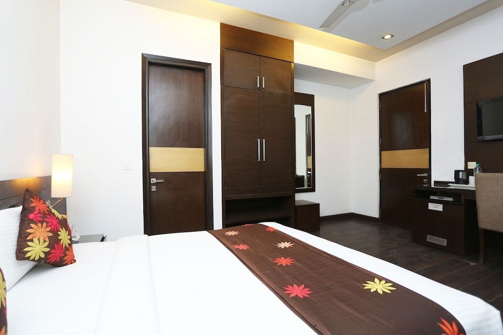 Гуруграм: OYO Premium DLF III