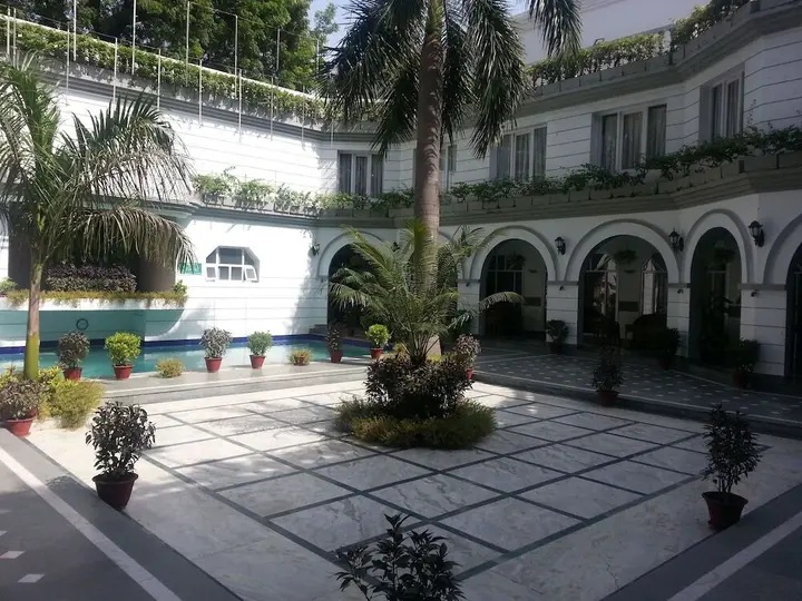 Праяградж: Grand Continental Hotel