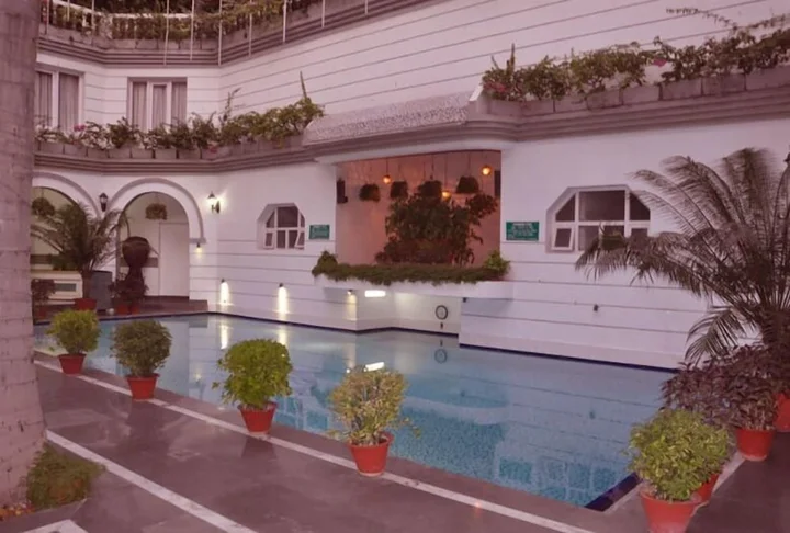 Праяградж: Grand Continental Hotel