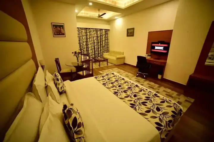Праяградж: Grand Continental Hotel