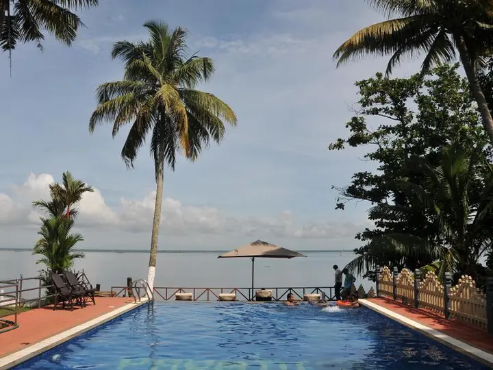 Кумараком: Paradise Resorts
