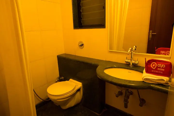 Пуна: OYO 428 Hotel Sudarshan