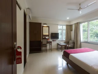 Пуна: OYO 428 Hotel Sudarshan