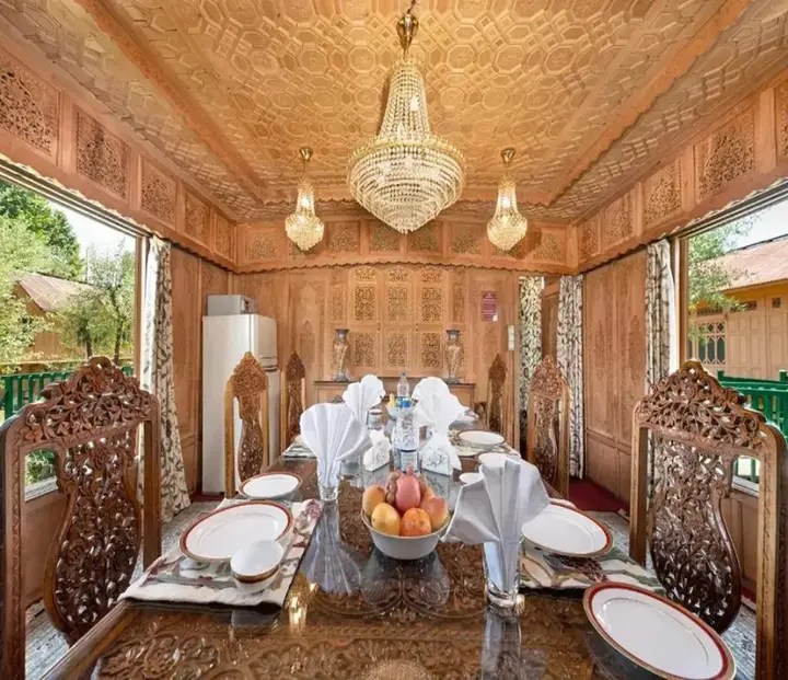 Шринагар: WelcomHeritage Gurkha Houseboats
