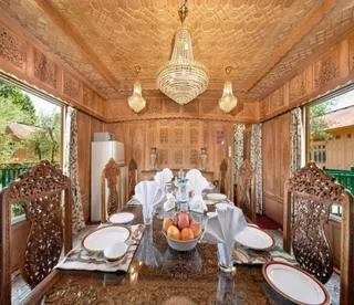 Шринагар: WelcomHeritage Gurkha Houseboats