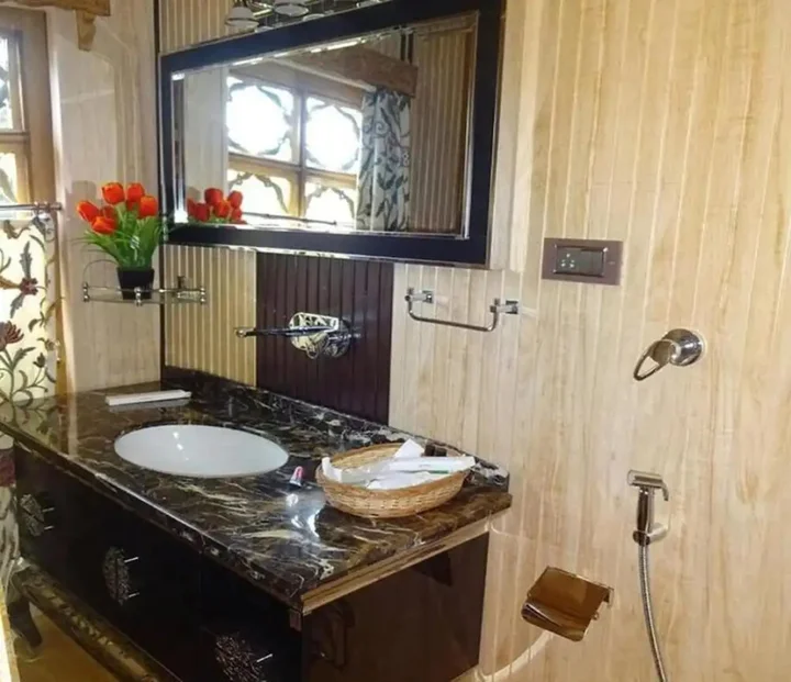 Шринагар: WelcomHeritage Gurkha Houseboats
