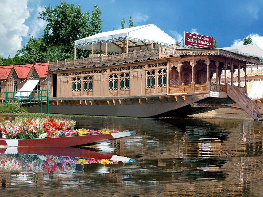 Шринагар: WelcomHeritage Gurkha Houseboats