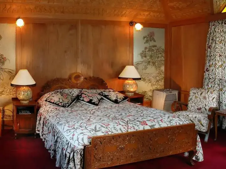 Шринагар: WelcomHeritage Gurkha Houseboats