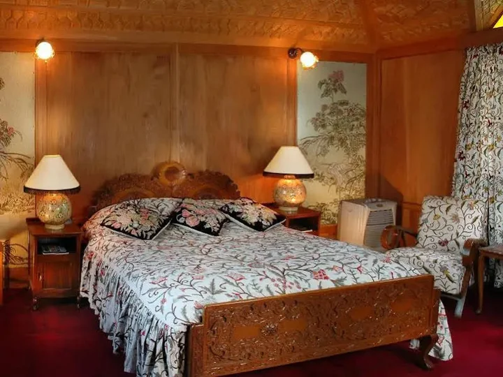 Шринагар: WelcomHeritage Gurkha Houseboats