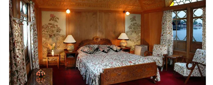 Шринагар: WelcomHeritage Gurkha Houseboats
