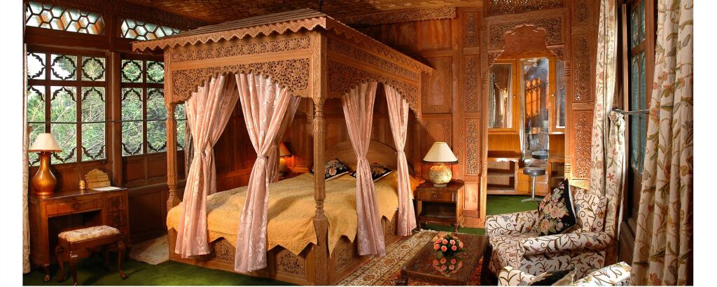Шринагар: WelcomHeritage Gurkha Houseboats