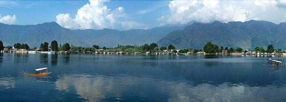 Шринагар: WelcomHeritage Gurkha Houseboats