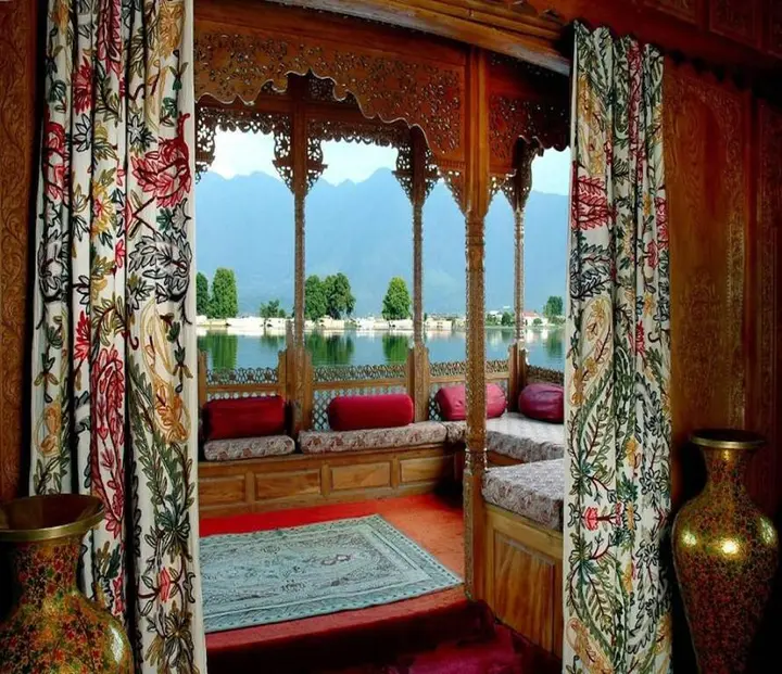 Шринагар: WelcomHeritage Gurkha Houseboats