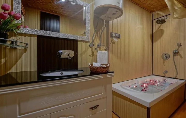 Шринагар: WelcomHeritage Gurkha Houseboats